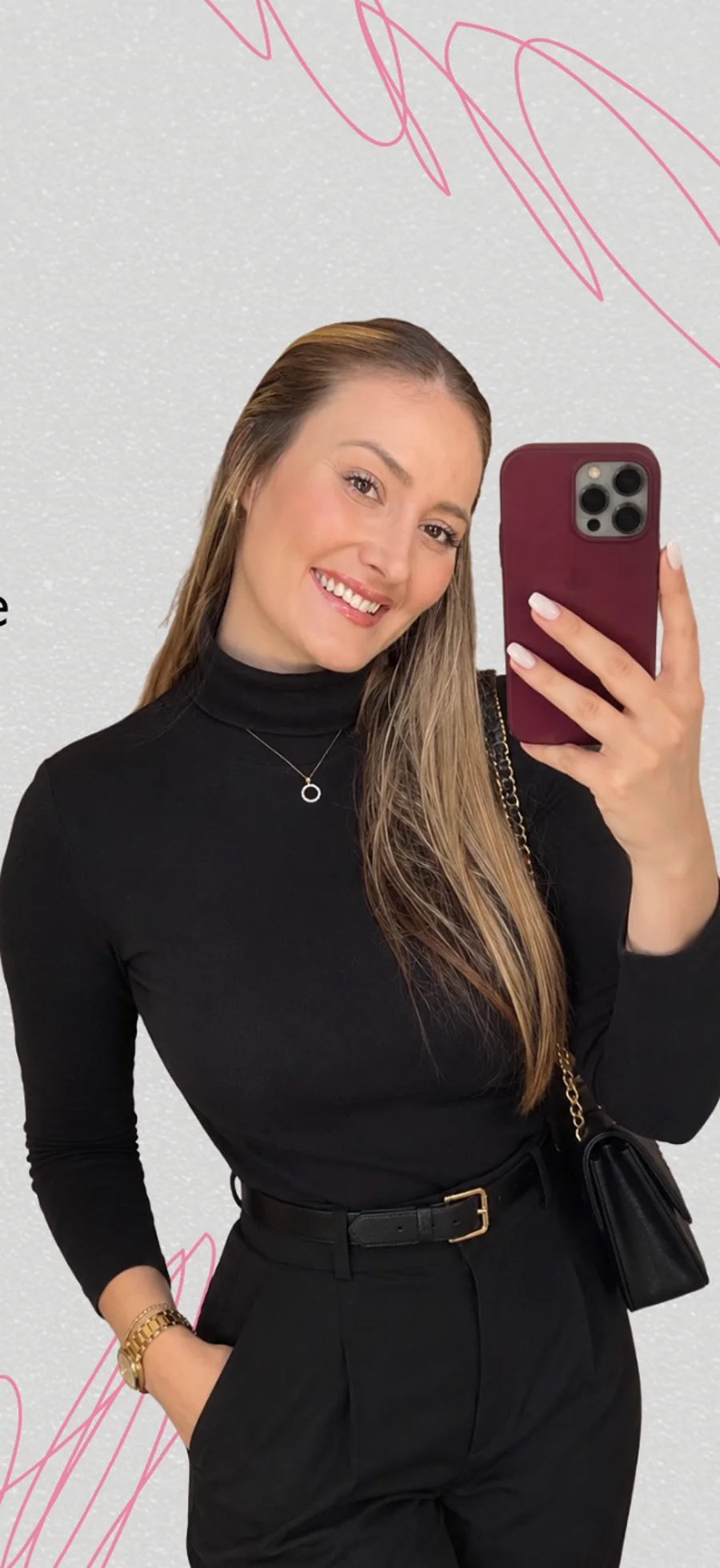 Duda Della com look preto em um autorretrato de corpo inteiro