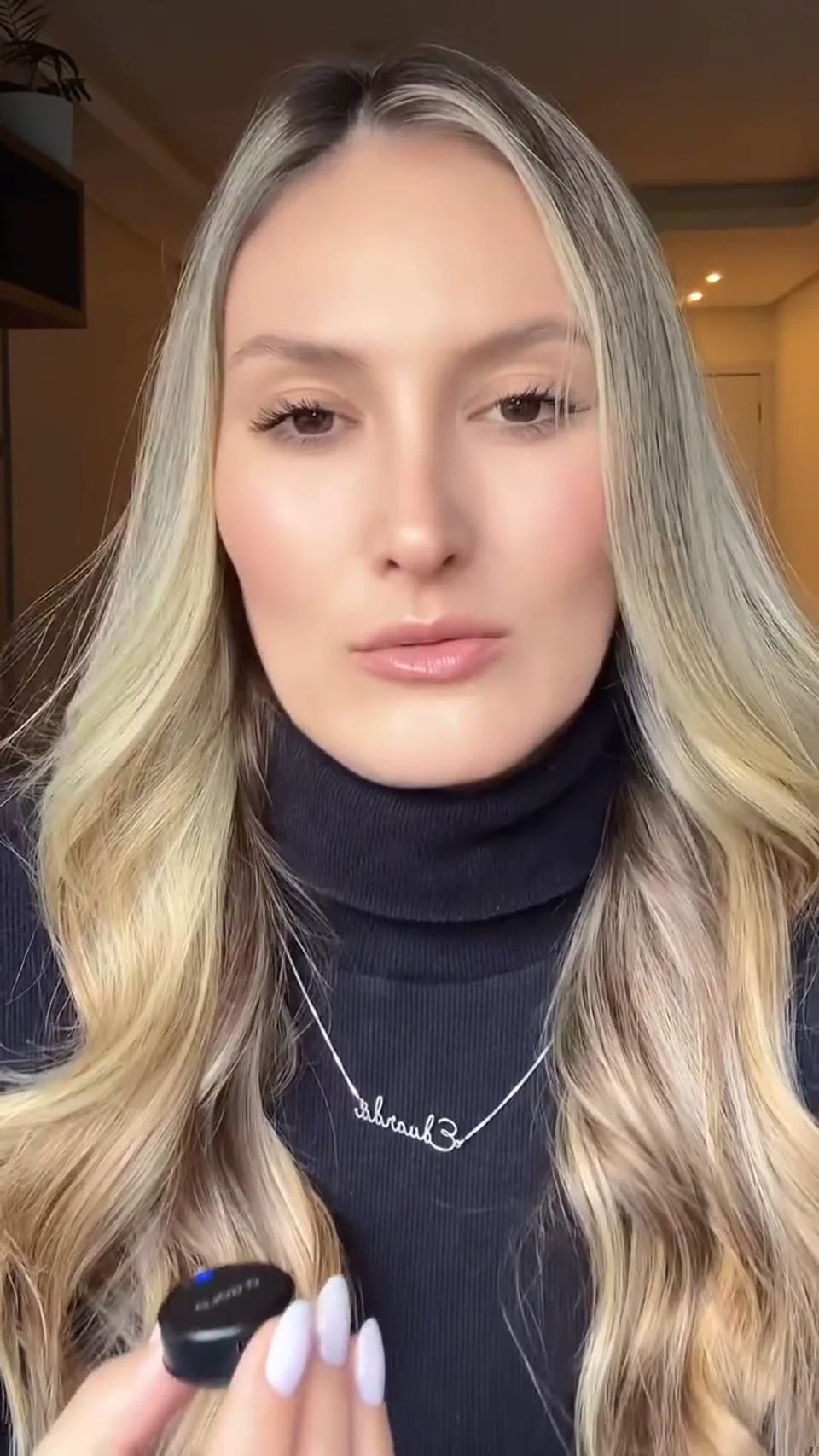 Duda Della em retrato de beleza com luz natural