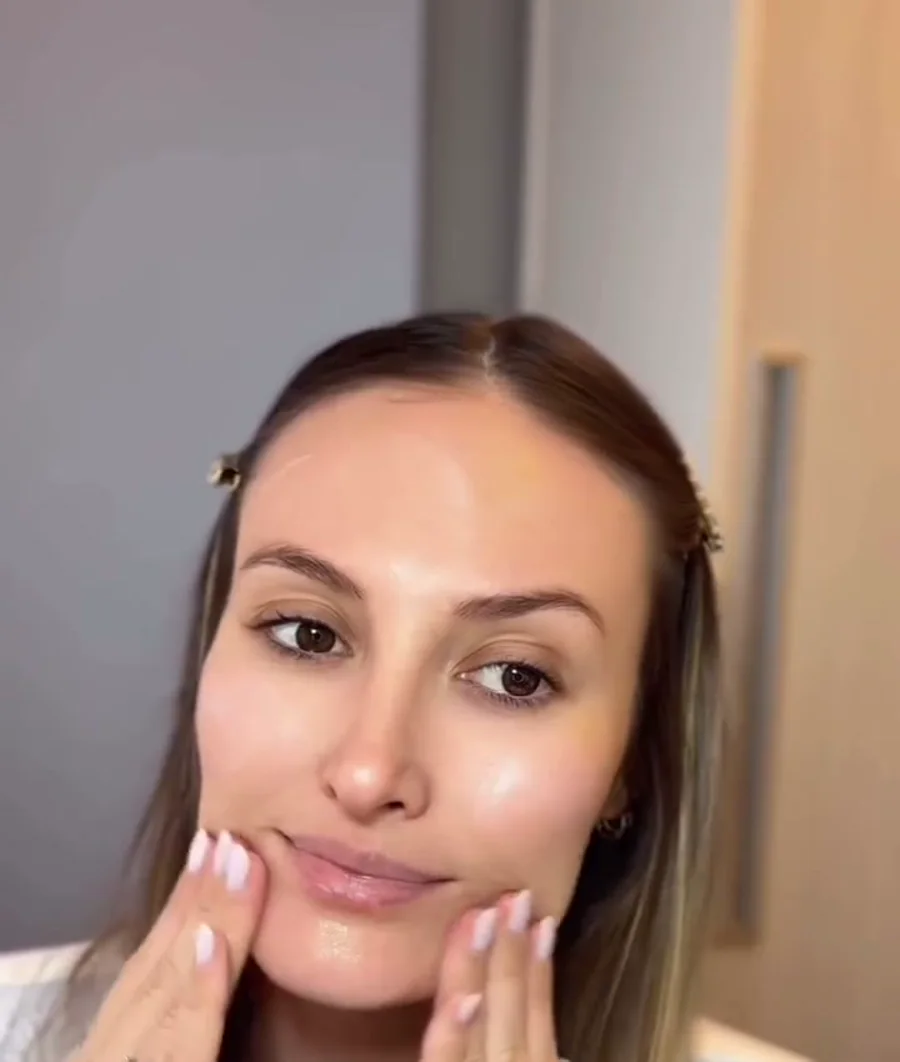Duda Della durante uma rotina de skincare